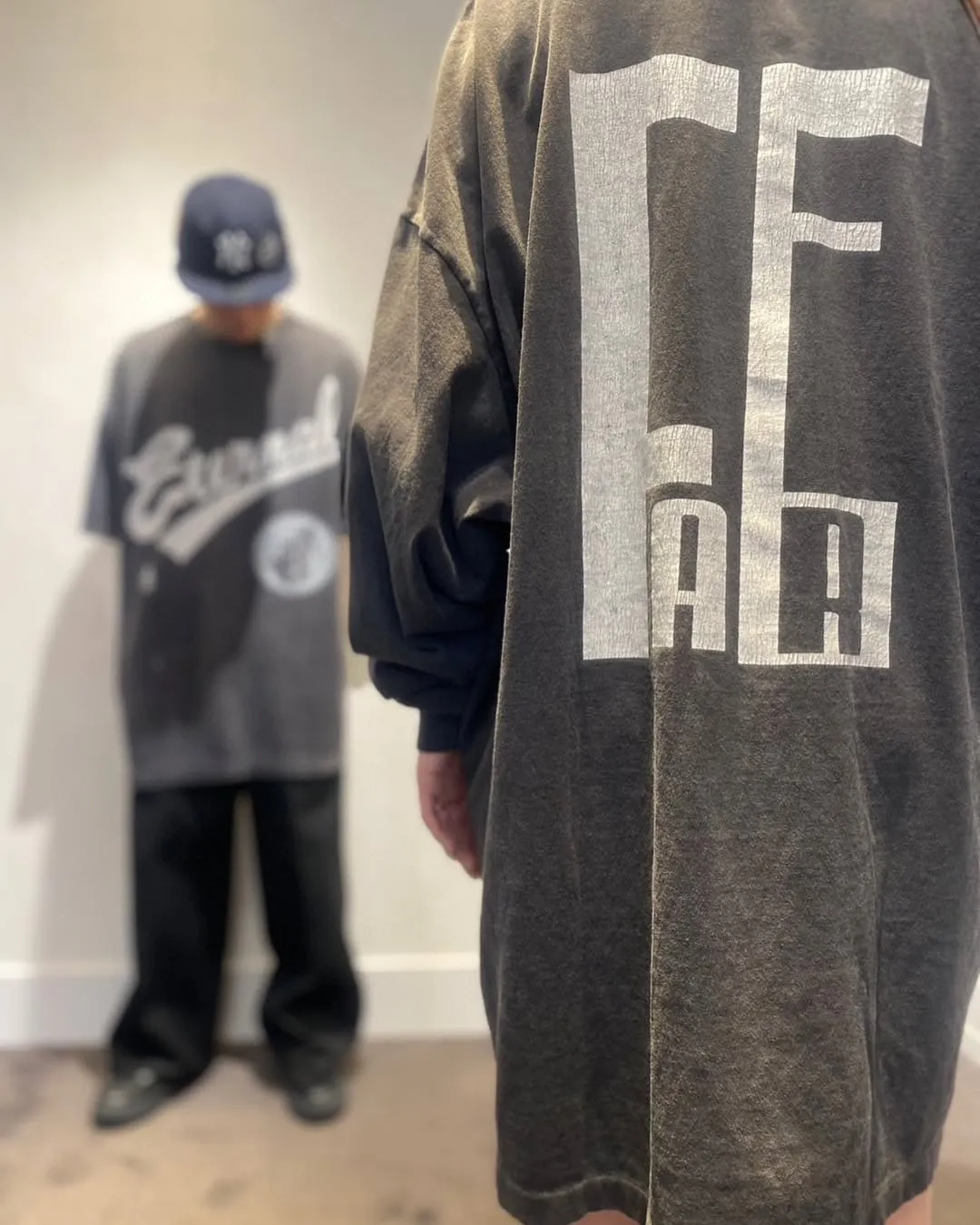 SAINT Mxxxxxx × FEAR OF GOD FG_LS TEE/SNT OF GOD/BLK FOG co-branded model SAINT OF GOD/ETERNAL prayer sight long sleeves, washed black S-XL, this season's major co-branded model, FOG manager JERRY personally carries the goods. The SAINT OF GOD series collaboration has gained quite a lot of buzz. Customized original co-branded SAINT OF GOD main label/washed label. Top-notch printing technology. Using silver sand and cracked pulp on the front and rear panels and heavy washing water to create a natural washed effect of printing, deep restoration
